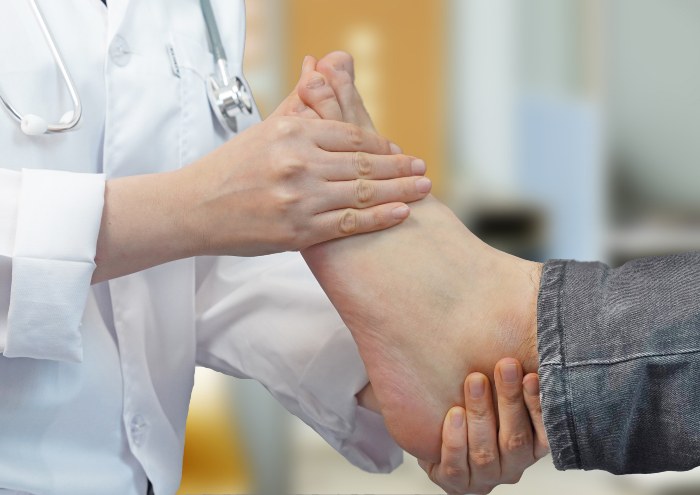 Podiatrist checking flatfoot of a patient - Southern Delaware Foot & Ankle